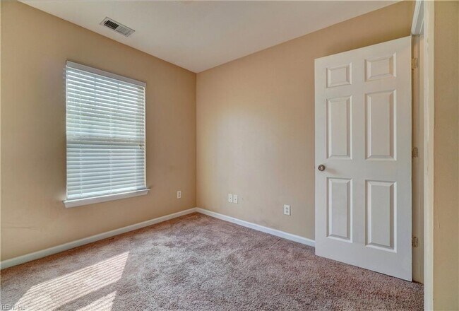 Building Photo - 4112 Killam Ave