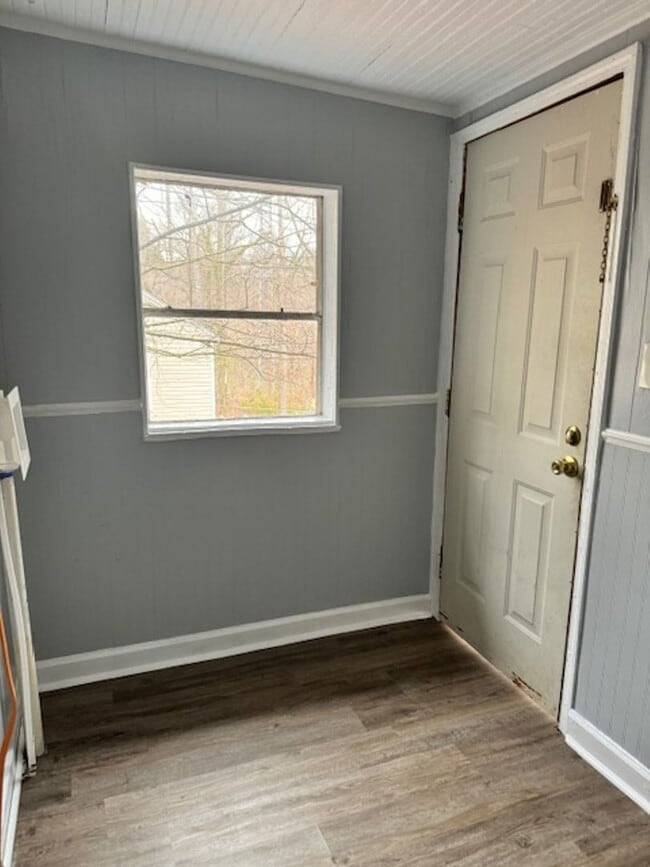 Building Photo - Discover the perfect blend of charm and convenience in this delightful 2-bedroom bungalow