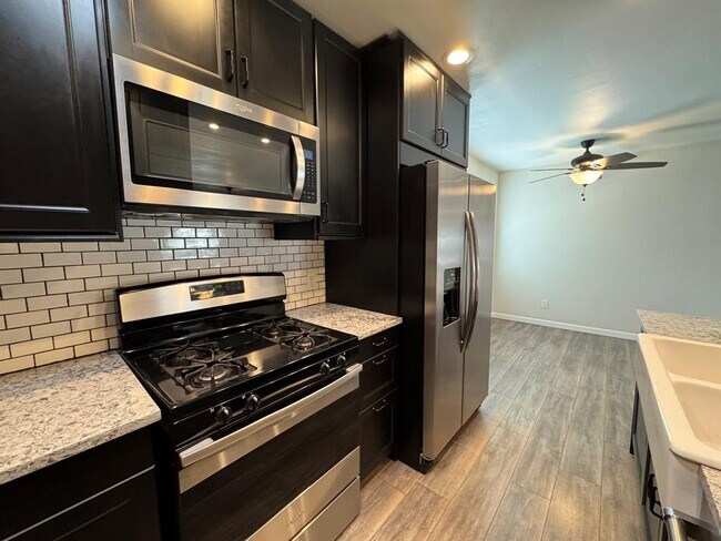 Building Photo - 2006 Ash St