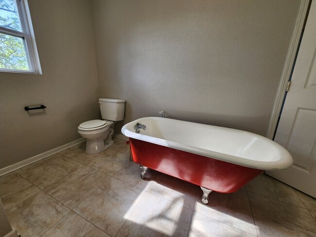 Building Photo - Spacious 3-Bedroom, 2-Bathroom Home AVAILA...