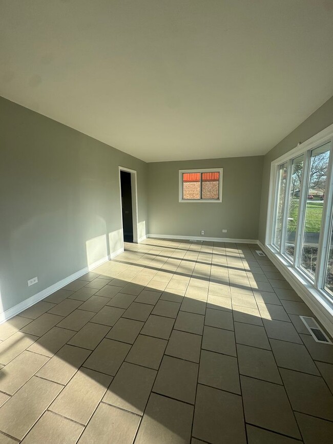 Building Photo - 2 Bedroom Ranch Home now available in Lans...