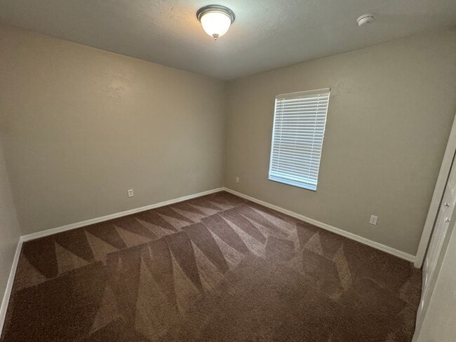 Building Photo - Nice 4/3 in Weatherly!