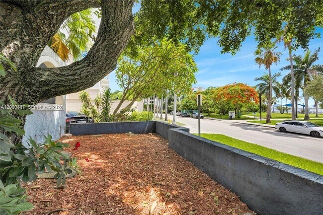 Building Photo - 3808 NE 6th Ave