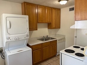 Building Photo - 215 Lovelace Dr