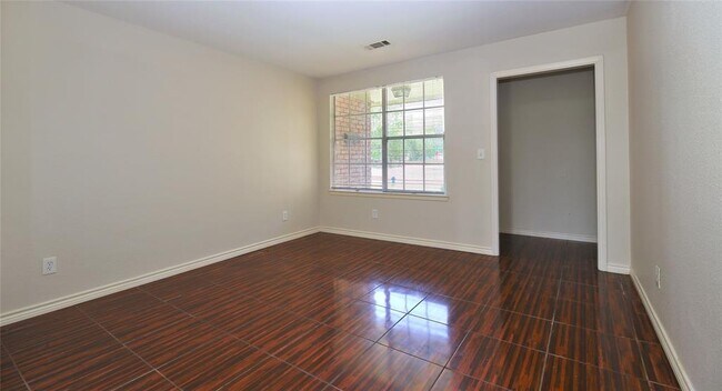 Building Photo - 4731 Pinebrook Ln
