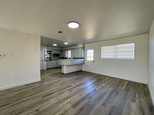 Building Photo - Cozy?Charm Meets Modern Luxury – Your Perfect Lamesa Retreat!