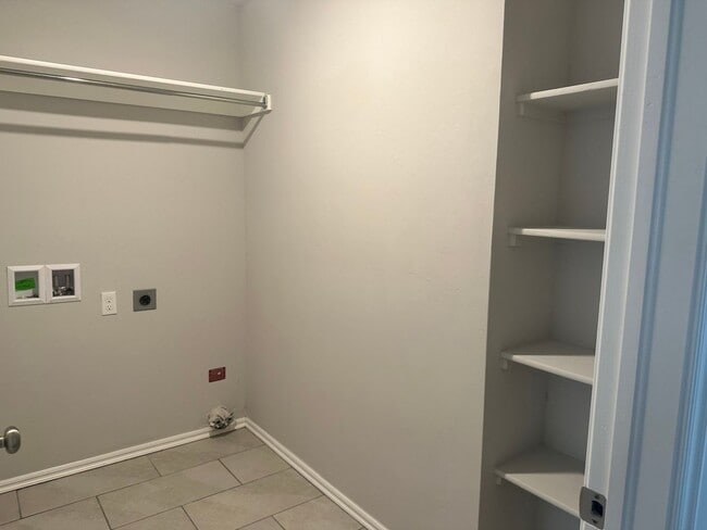 Building Photo - FIRST MONTH FREE - Popular Location! THIS ...