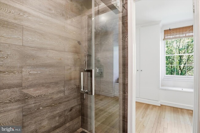 Building Photo - 3221 Coquelin Terrace