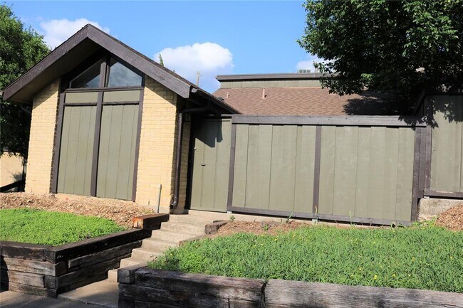 Building Photo - 4622 Country Creek Dr