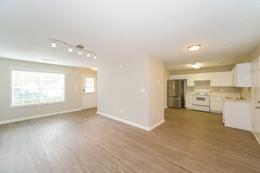 Building Photo - 2150 Ivy Ln