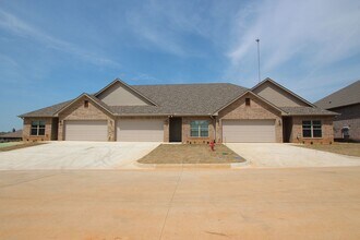 Building Photo - Luxury 3 Bedroom 2 Bath Townhomes in Bulla...