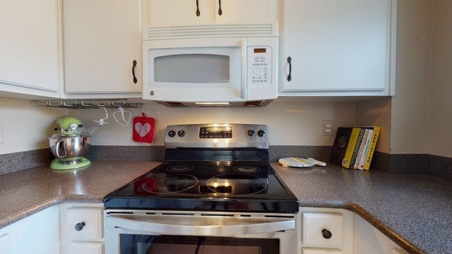 Building Photo - McLean Gardens 1,000 Sq Foot Loft Style Ap...