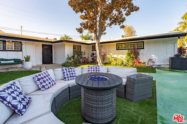 Building Photo - 22428 Victory Blvd