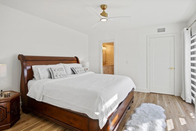 Building Photo - 5888 SE Riverboat Dr