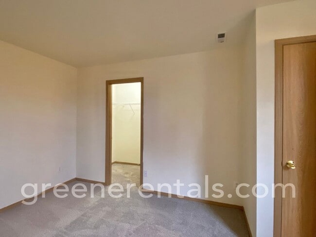 Building Photo - 3BR 2BA Townhouse Located off Steilacoom Rd