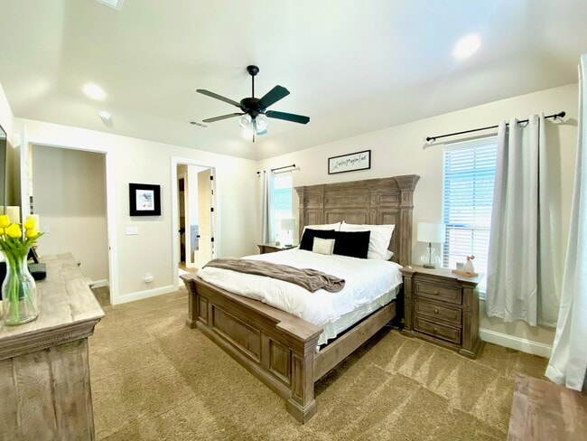 Building Photo - 1215 Desert Rose Dr