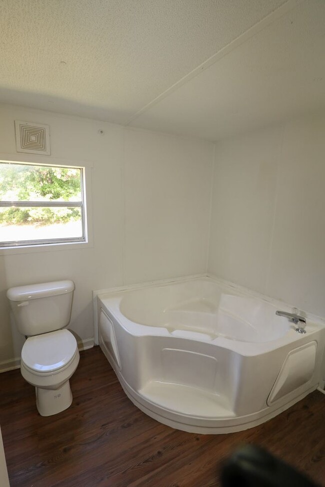 Building Photo - Newly Renovated Home