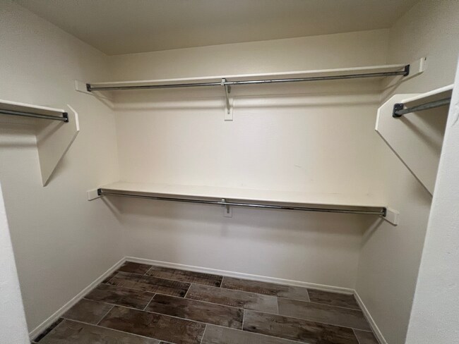 Building Photo - 910 N Swan Dr