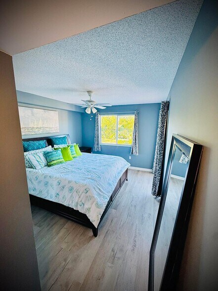 Master Bedroom - King - 1650 N 42nd Cir