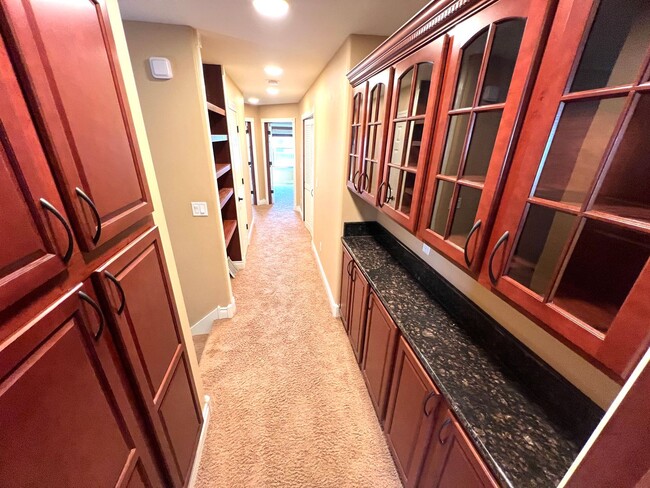 Building Photo - Beautiful 3 Bed 2.5 Bath Town House With A...