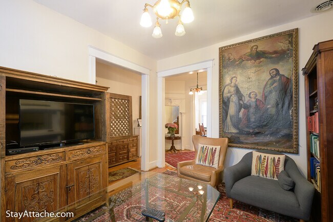 Building Photo - 1737 Swann