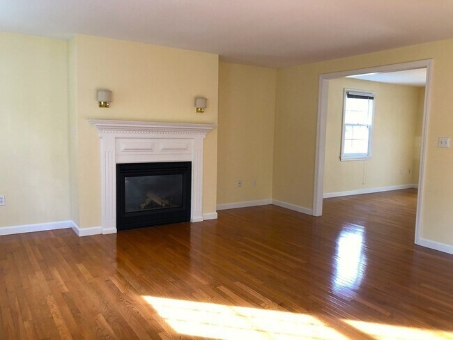 Building Photo - 322 Lowell St