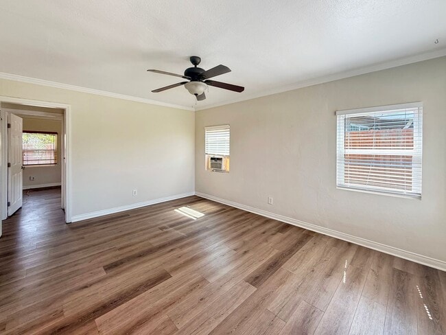 Building Photo - Charming 2B/1BA House w/ Large Yard, Garag...