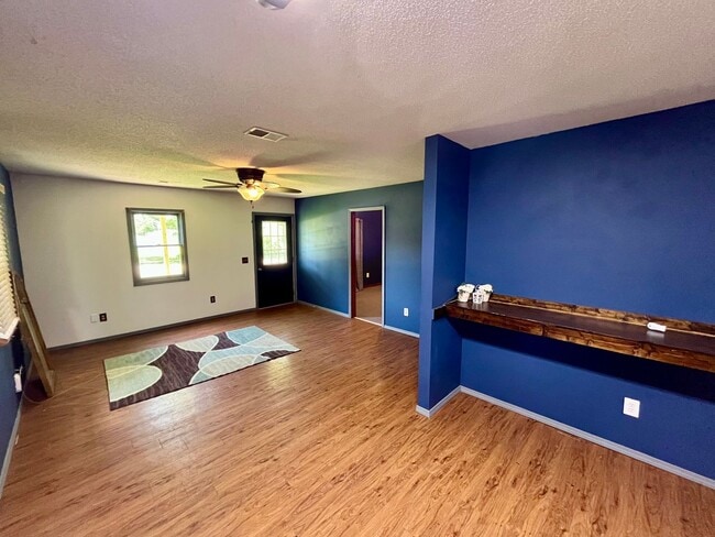 Building Photo - 3 Bed | 2 Bath | House