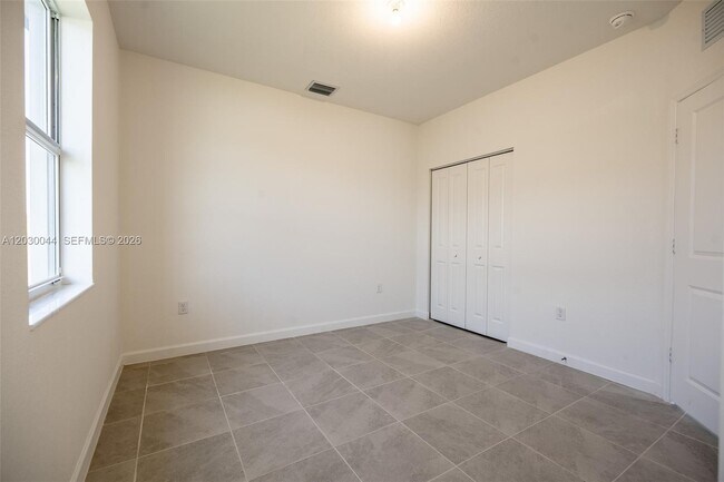 Building Photo - 2988 SE 25th Ave