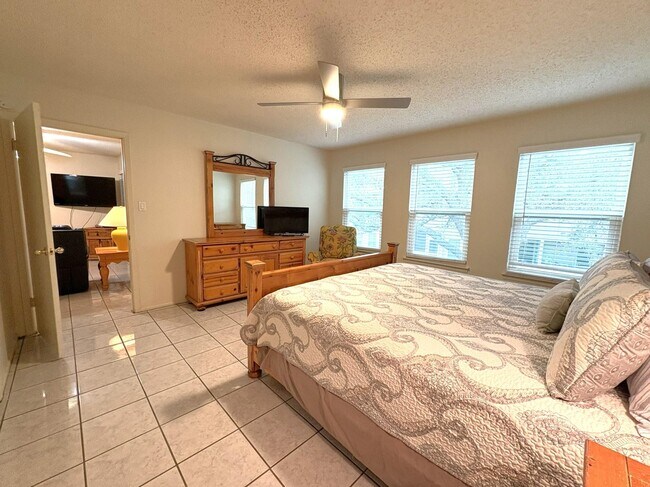 Building Photo - 604 Highcrest Dr