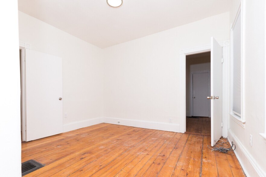 Building Photo - 25 Oakwood St