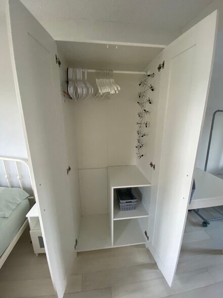 Wardrobe. - 7922 Fitzroy St