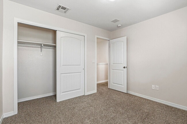 Building Photo - 649 La Entrada Cir