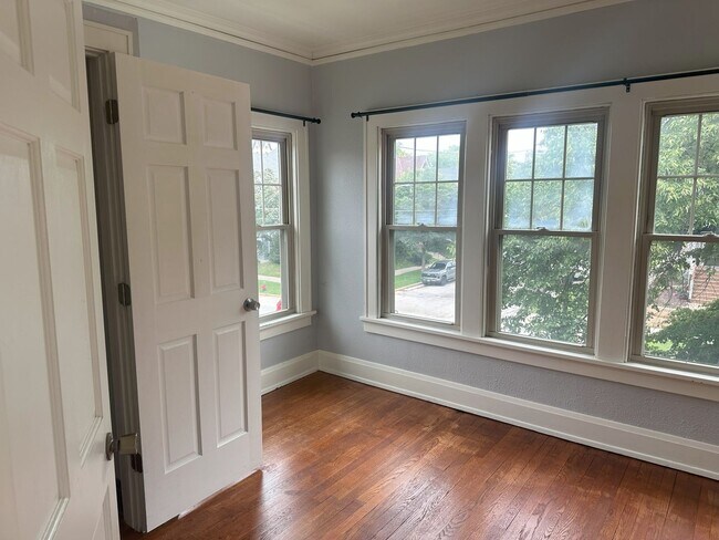 Building Photo - 1645-1647 N Astor St