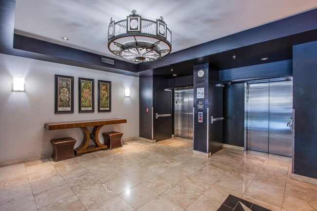 Building Photo - Absolutely stunning high rise loft at Metr...