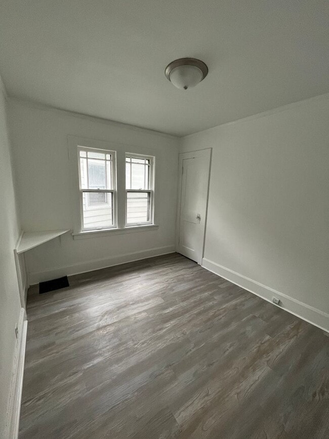 Building Photo - Newly remodeled 4 bed 2 bath home available in Rockford ***SECTION 8 OK***