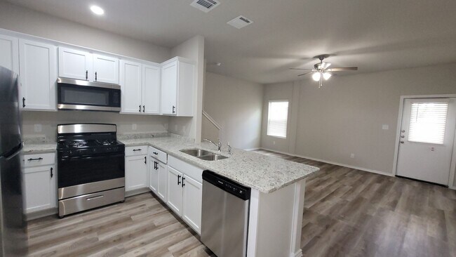 Building Photo - Hunters Ranch Beauty! 3 Bedroom 2 1/2 Bath Townhome