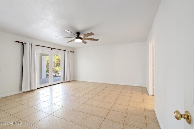 Building Photo - 7250 E Paradise Dr