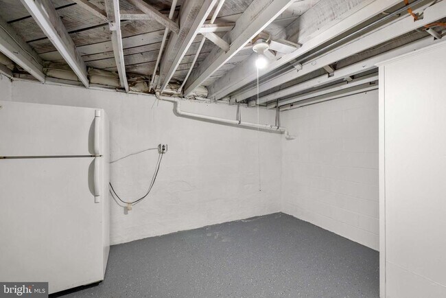 Building Photo - 405 E 7th Ave