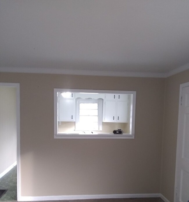 Building Photo - BACK ON THE MARKET!  $15.00 APPLICATION FE...