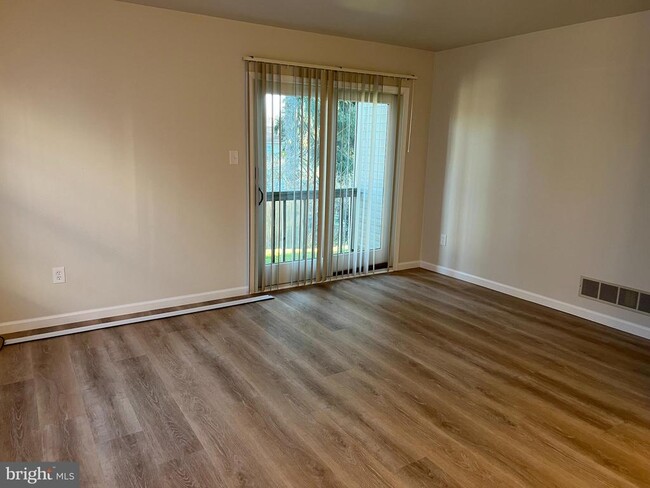 Building Photo - 83 W Laurel Ave