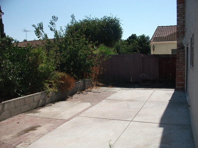 Building Photo - 4 bedroom home/ 2.5 Bath Single Family Hom...