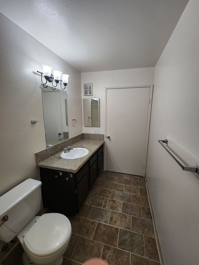 Building Photo - Gorgeous and Comfortable - Dual Master Suites - 2BD/2BA - East Mission Valley
