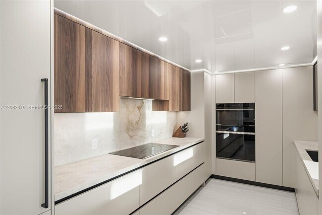 Building Photo - 5555 Collins Ave