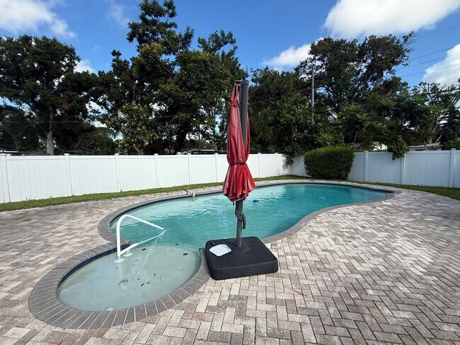 Building Photo - 3/2 Pool Home