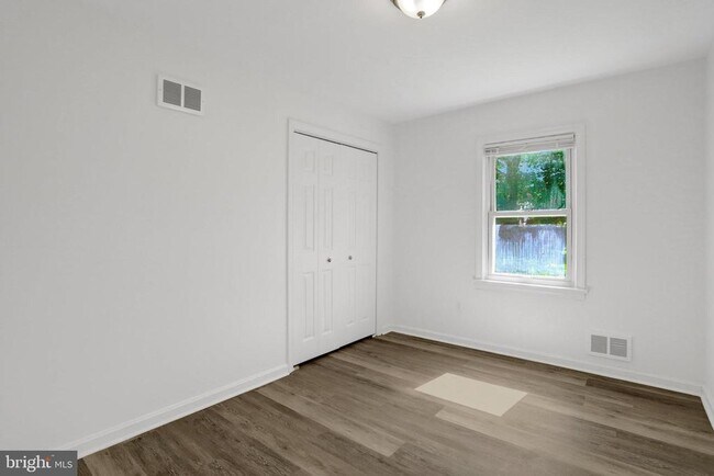 Building Photo - 7555 Park Ln