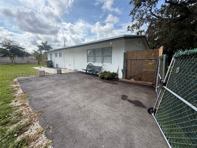 Building Photo - 1606 NW 12th Ct