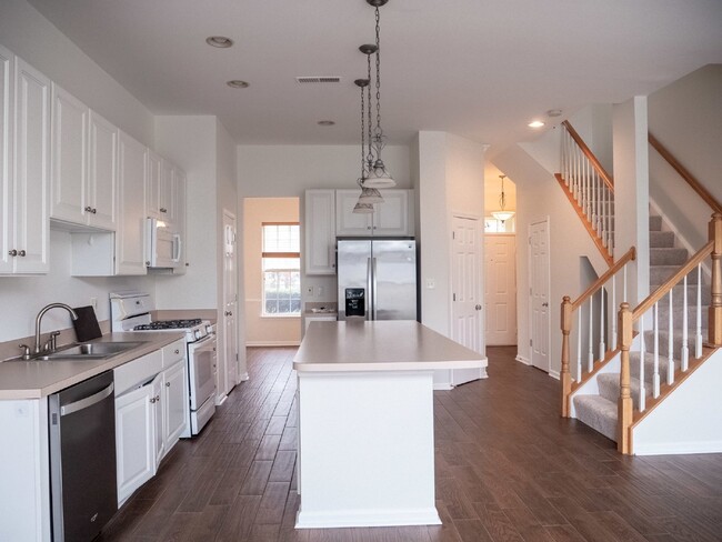 Building Photo - Your Dream Townhome Awaits!