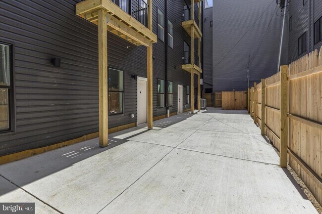 Building Photo - 2214 N Front St