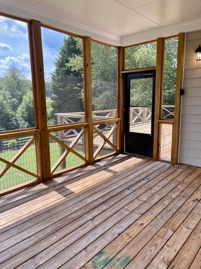 Building Photo - Gorgeous 5 bedroom 3.5 bath home in desira...